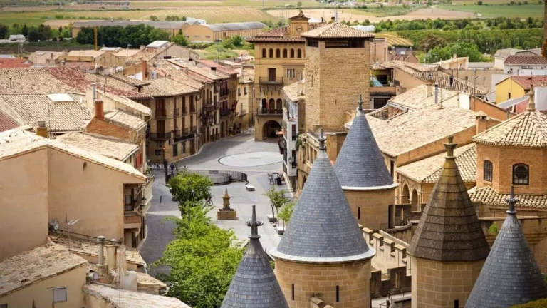 El Castillo de Olite: un atractivo turístico de España para viajar en el tiempo