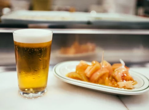 El encanto de las tapas españolas Va a un bar, pide una caña y lo que le sirven le deja petrificado y lo rompe en TikTok