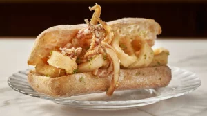El mejor bocadillo de calamares de Madrid está en este bar y tiene una salsa que te hará alucinar