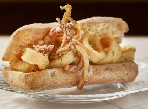 El mejor bocadillo de calamares de Madrid está en este bar y tiene una salsa que te hará alucinar El mejor bocadillo de calamares de Madrid está en este bar y tiene una salsa que te hará alucinar