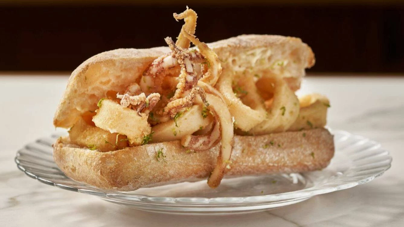 El mejor bocadillo de calamares de Madrid está en este bar y tiene una salsa que te hará alucinar El mejor bocadillo de calamares de Madrid está en este bar y tiene una salsa que te hará alucinar