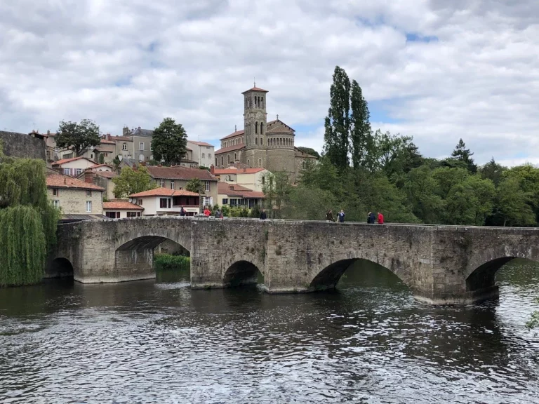 El pueblo de Francia que nació de un cuadro: se parece a la Toscana y puedes visitar en coche desde España