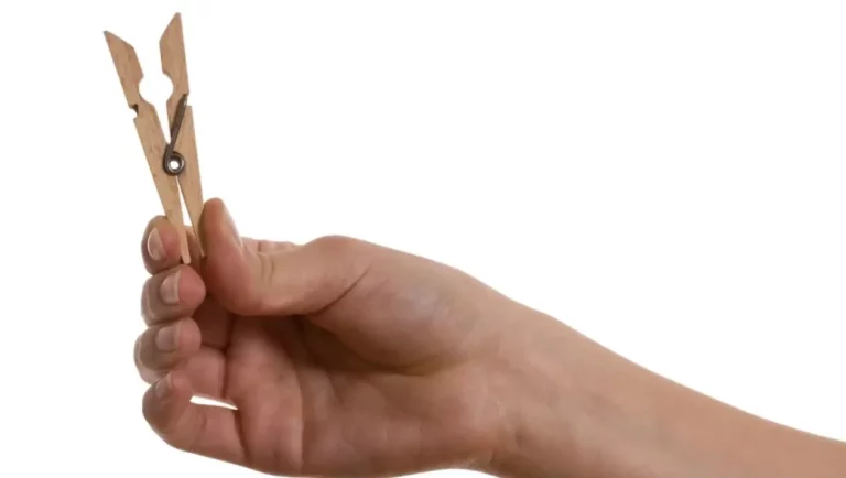 El truco de la pinza en el salpicadero del coche que te hará ahorrar un buen dinero