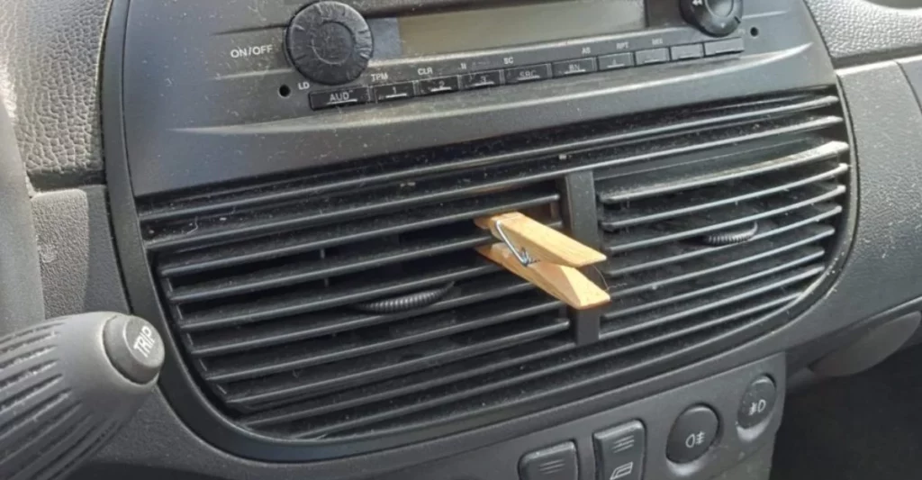 El truco de la pinza en el salpicadero del coche que te hará ahorrar un buen dinero