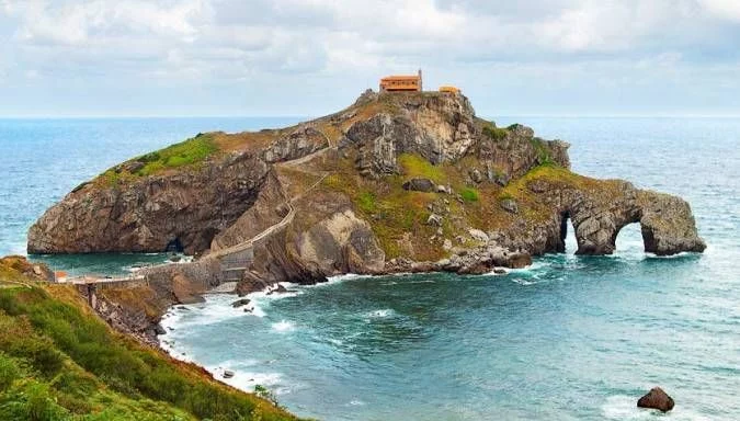 Ermita de San Juan de Gaztelugatxe: sumérgete en la mística de esta antigua ermita enclavada en un acantilado