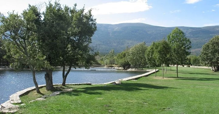 Esta es la piscina natural cristalina que parece el caribe y está a menos de 1 hora de Madrid