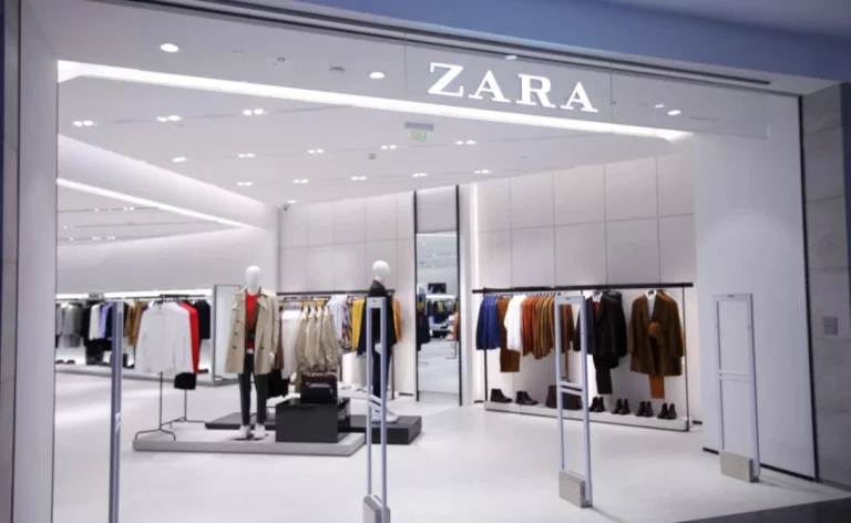 Este vestido batín de manga corta de Zara es un 'must' en tu armario de verano