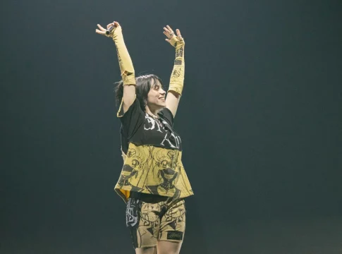 Billie Eilish se aleja de la oscuridad en 'Hit me hard and soft'