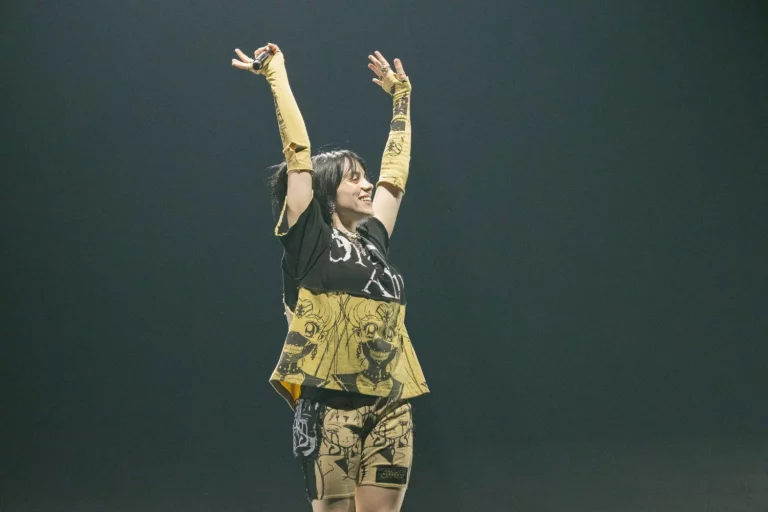 Billie Eilish se aleja de la oscuridad en 'Hit me hard and soft'