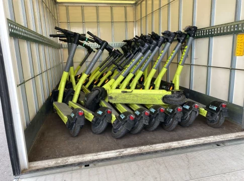 Glovo y Uber Eats se han vuelto uno de los últimos hogares de los controvertidos patínente eléctricos en las grandes ciudades