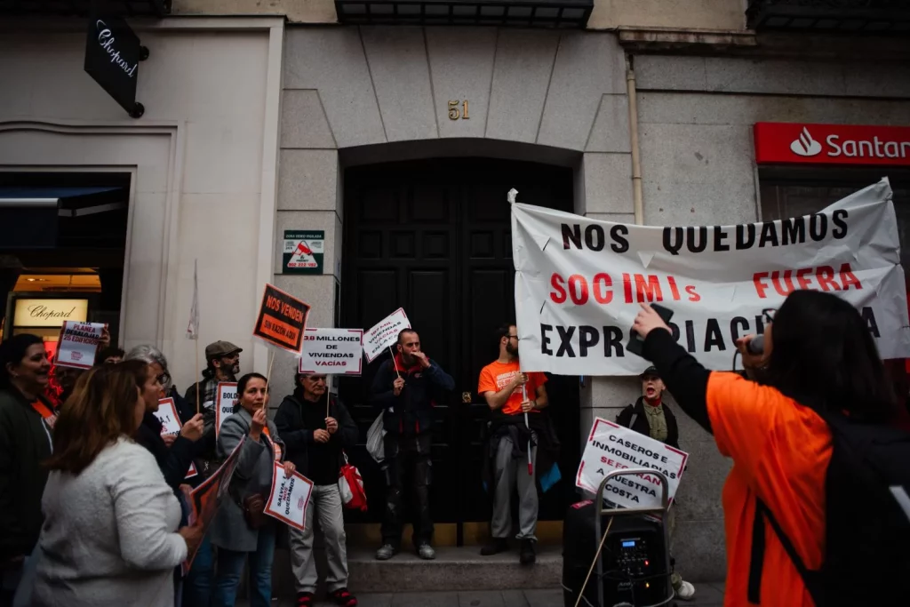 EuropaPress 5757700 varias personas protesta frente empresa elix 13 febrero 2024 madrid espana
