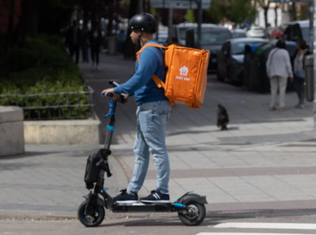 EuropaPress 5867610 hombre montado patinete electrico abril 2024 madrid espana