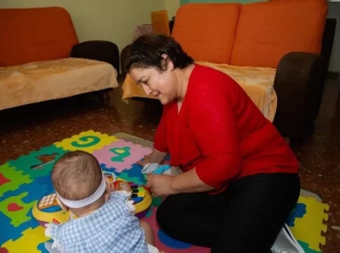 Save the Children avisa de que la tasa de pobreza de madres solas (49,5%) duplica a la de familias con dos padres (25%) Save the Children avisa de que la tasa de pobreza de madres solas (49,5%) duplica a la de familias con dos padres (25%)