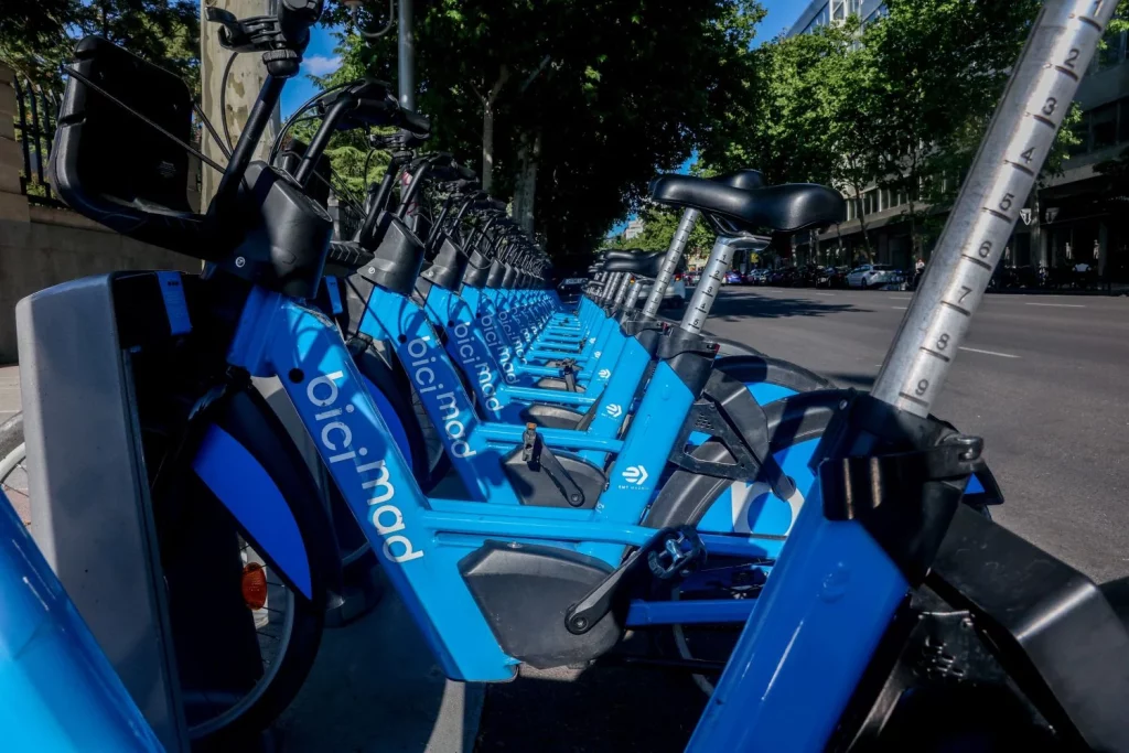 EuropaPress 5983528 varias bicicletas aparcadas 24 mayo 2024 madrid espana servicio municipal