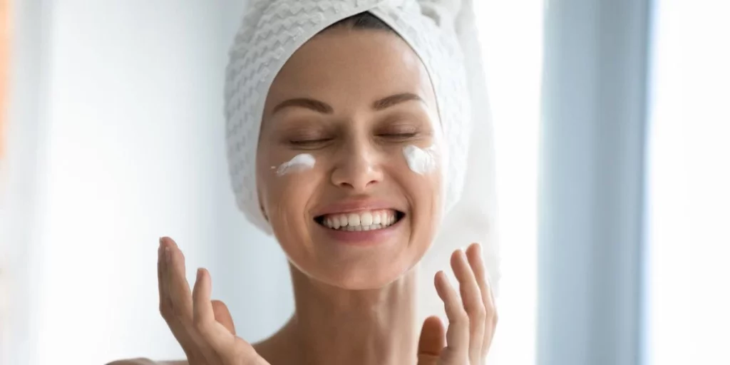 Los 6 secretos de las españolas para cuidar su piel y mantenerla radiante todo el tiempo 90 Evita la exposición a radiaciones perjudiciales