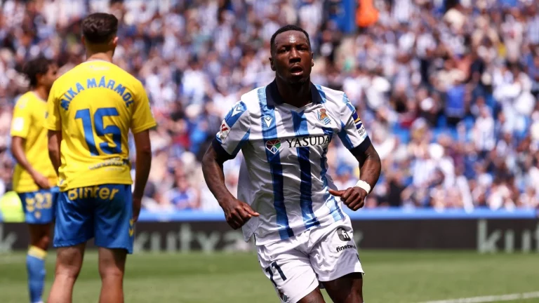 Sheraldo Becker el único que se salva de la quema en la Real Sociedad