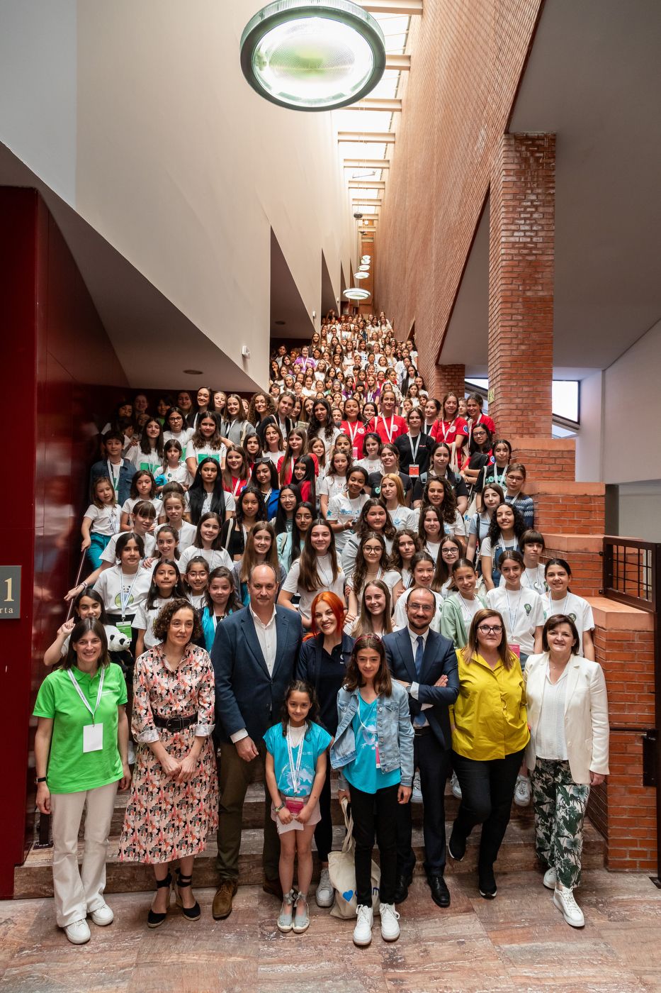 Grupo de manana con Sara Garcia en el centro y autoridades