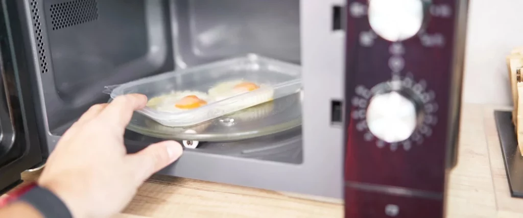 Ideas ricas para acompañar tu huevo frito al microondas