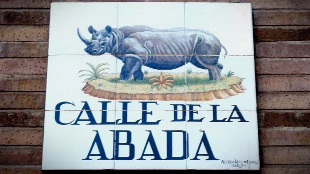 La Calle de la Abada: un rinoceronte en el corazón de Madrid