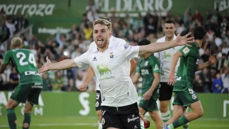 Peque llega al Sevilla FC con una petición clara a García Pimienta