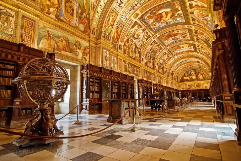 Las 5 historias curiosas de las bibliotecas más antiguas de España Las 5 historias curiosas de las bibliotecas más antiguas de España