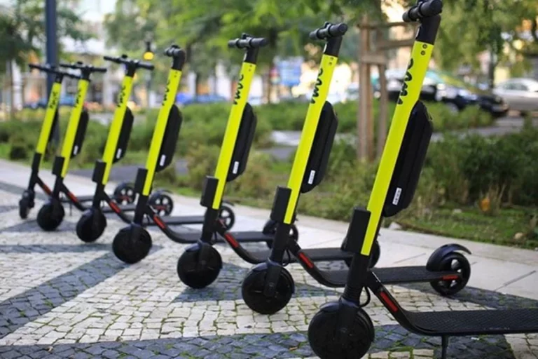 Las legislaciones del patinete de alquiler en Madrid o Barcelona: entre lo regulado y lo prohibido