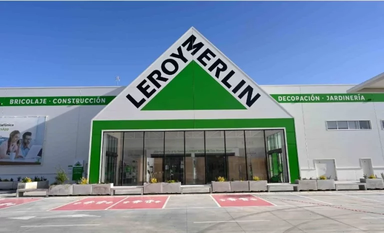 Leroy Merlin le gana la partida a IKEA con una lámpara-estantería digna de salón parisino