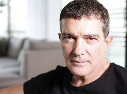 La película de acción de los 90 que Prime Video mantiene en su catálogo por los pelos: Antonio Banderas se consagró en Hollywood gracias a ella La película de acción de los 90 que Prime Video mantiene en su catálogo por los pelos: Antonio Banderas se consagró en Hollywood gracias a ella