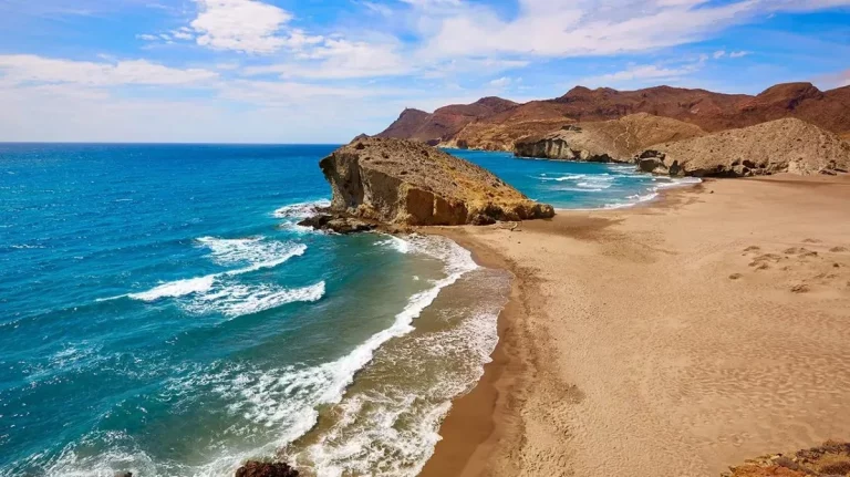 Los 7 destinos de viaje más increíbles en España en verano que no aparecen en las guías turísticas Los 7 destinos de viaje más increíbles en España en verano que no aparecen en las guías turísticas