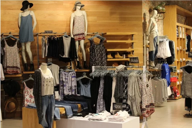Mango arrasa con estos 3 pantalones capri que puedes llevar con Skechers, cómodos y femeninos para todas las edades