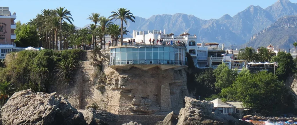 Nerja cuenta con el Balcón de Europa, un sitio maravilloso