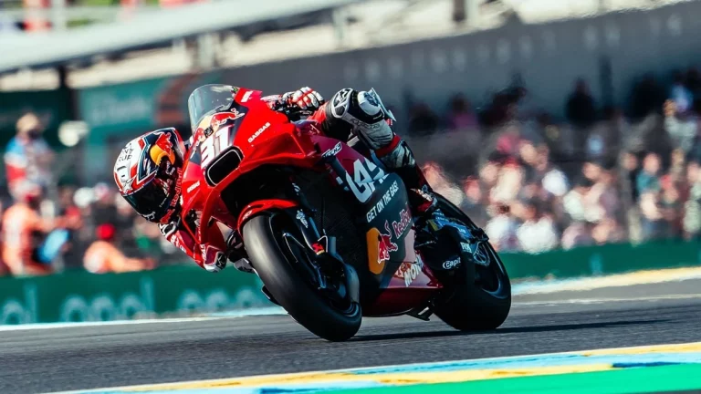 Pedro Acosta llega con muchos problemas al GP de Barcelona