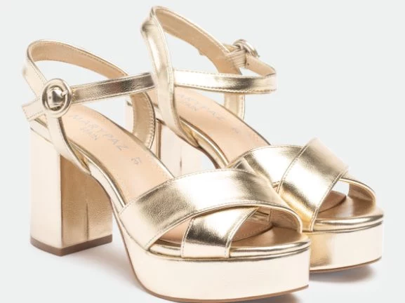 Adiós a andar incómoda en tacones con las sandalias de Marypaz coloridas y con toque metálico