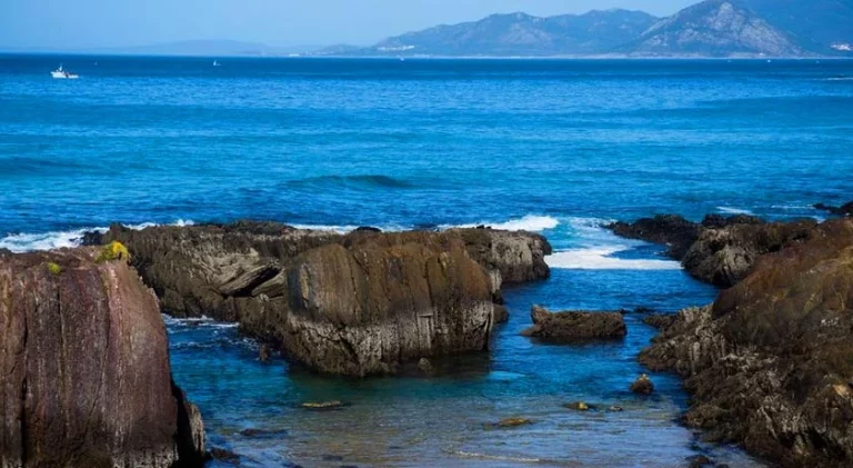 Descubre Playa de As Furnas en Coruña y el gran secreto que esconden sus aguas
