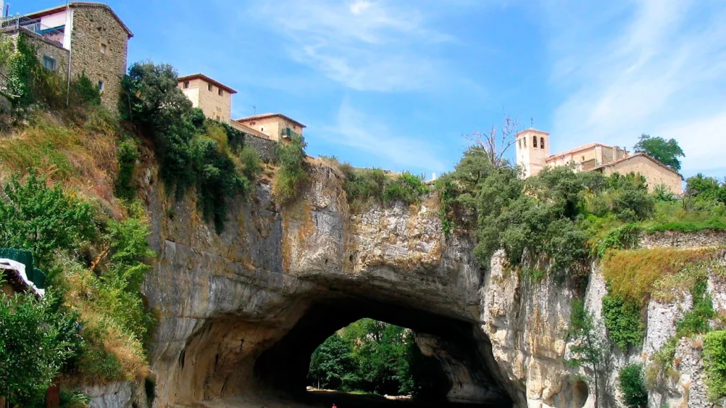 Puentedey y un río que lo recorre a sus pies
