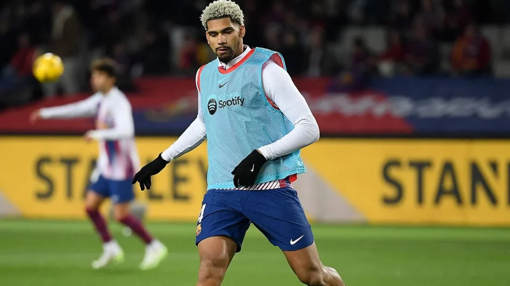 Laporta fuerza la salida de un crack del FC Barcelona 1 Laporta Ronald Araujo