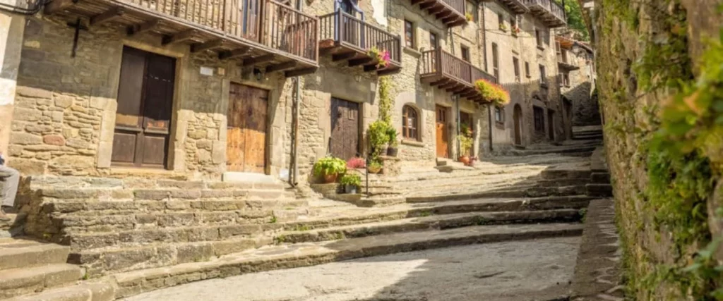 Explora Rupit, el pueblo medieval de Barcelona que esconde un gran secreto 1 Rupit te espera con los brazos bien abiertos