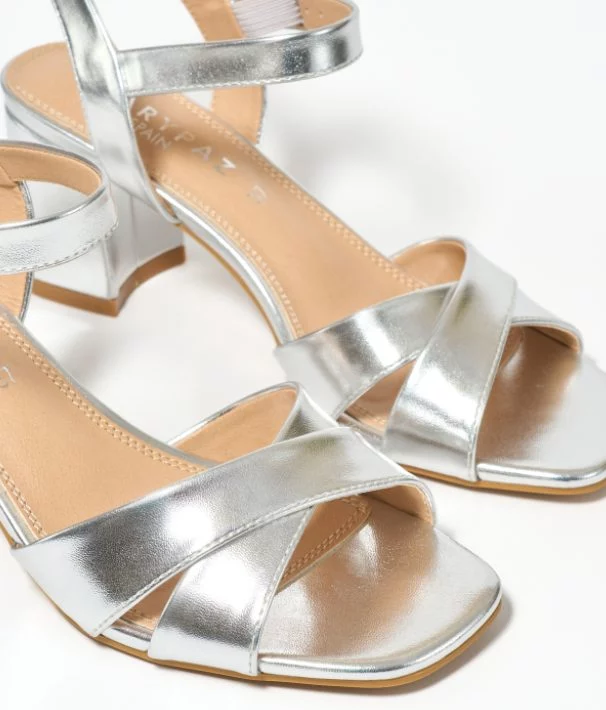 Adiós a andar incómoda en tacones con las sandalias de Marypaz coloridas y con toque metálico