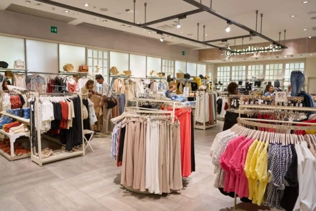 5 tops de Stradivarius que te quitan el calor y también un par de años