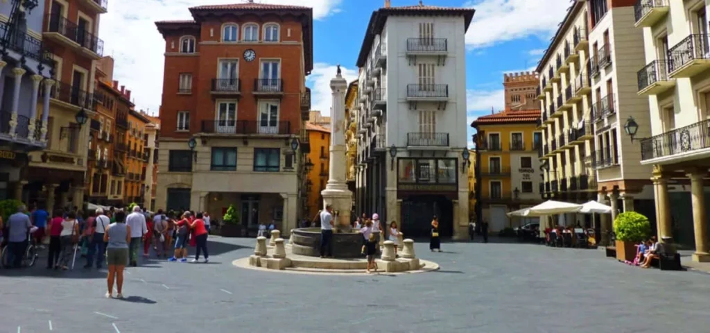 3 razones para visitar Teruel este verano 2 La Plaza del Torico y todo su encanto adornan Teruel