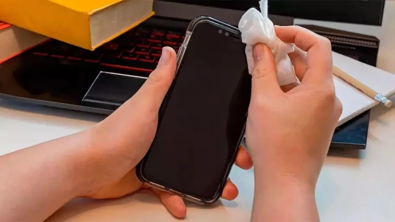 Trucos para limpiar el móvil: los altavoces, puertos y pantalla quedarán como nuevos