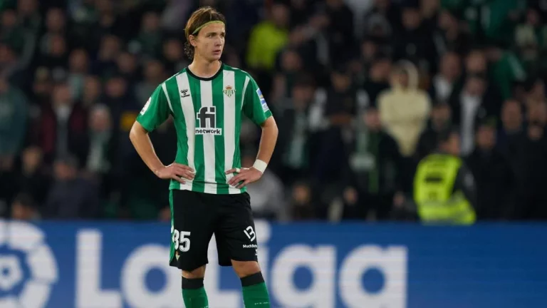 Un accidente de Félix Garreta enciende las alarmas en el Betis