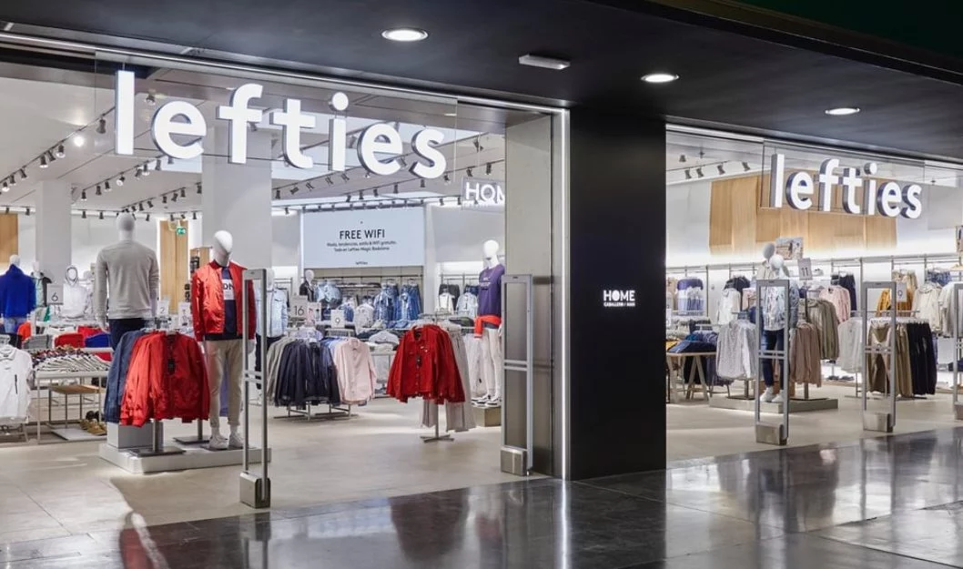 Seduce en verano mientras vas cómoda y elegante con estos 8 vestidos holgados de Lefties