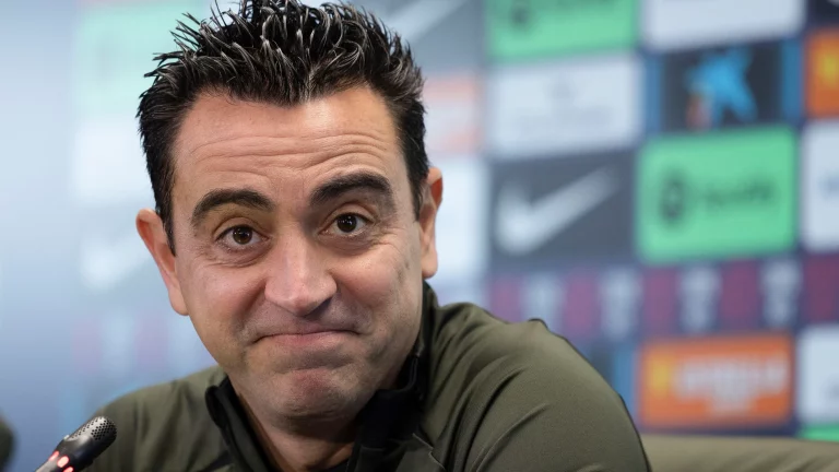 Xavi da la puntilla a Vitor Roque