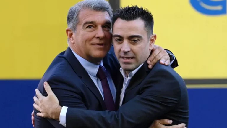 Xavi incendia la despedida de Iniesta con su desplante a Laporta
