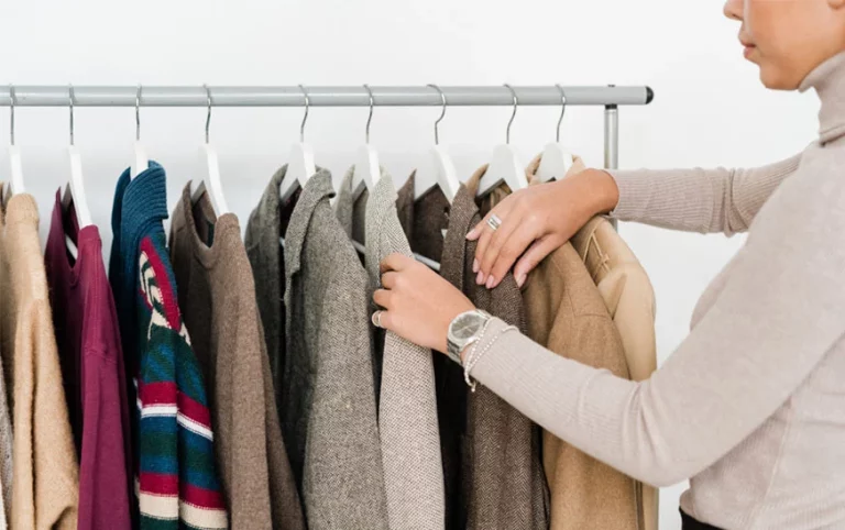 Como colgar abrigos largos con un truco que te hará ahorrar muchísimo