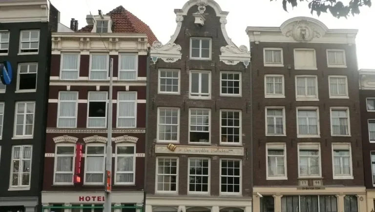 Porque las casas en Ámsterdam están inclinadas: El video viral que explota las redes