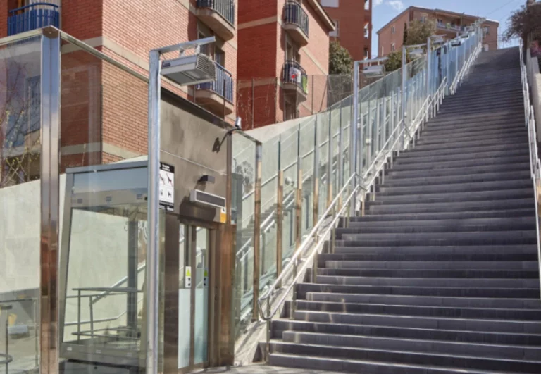 ¿Funciona algo en Barcelona? Rescatan a tres personas en el ascensor público de Ciutat Meridiana