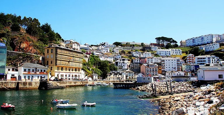 Una aventura por Luarca, el pueblo de Asturias que te dejará perplejo