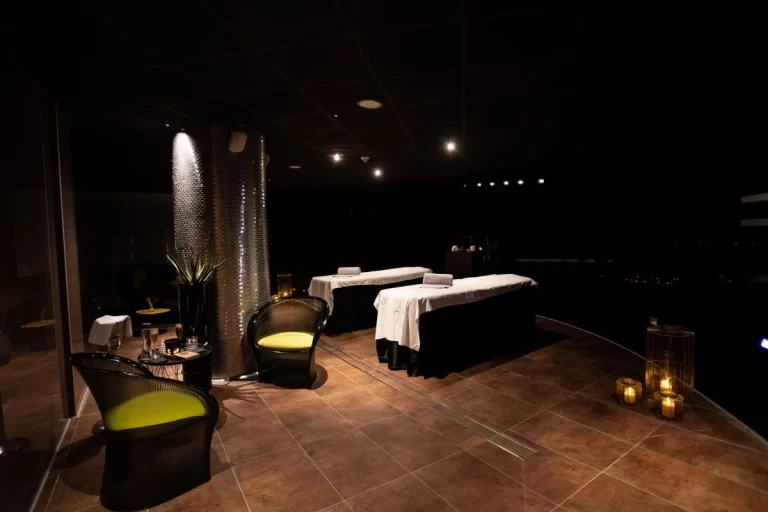 Caldea revoluciona su oferta primaveral con una cabina de hielo con vaporización de aromas